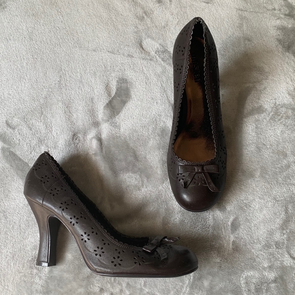 Unlisted. Brown Heels.